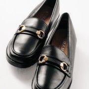 Loafers με ματ φινίρισμα και διακριτική χρυσή αγκράφα ΜΑΥΡΟ Loafers με ματ φινίρισμα και διακριτική χρυσή αγκράφα ΜΑΥΡΟ
