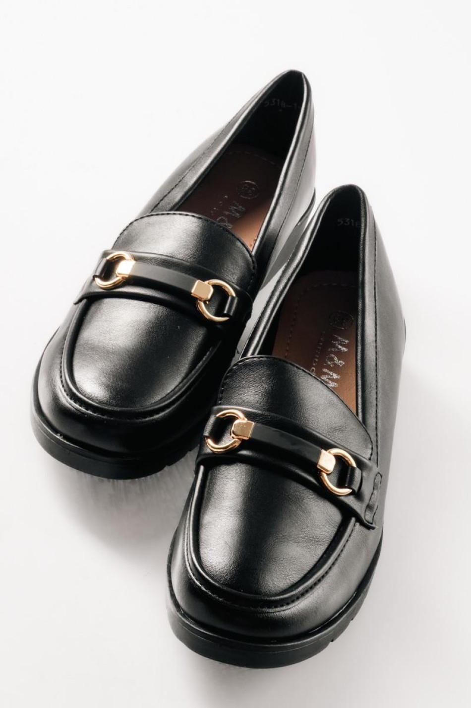 Loafers με ματ φινίρισμα και διακριτική χρυσή αγκράφα ΜΑΥΡΟ Loafers με ματ φινίρισμα και διακριτική χρυσή αγκράφα ΜΑΥΡΟ