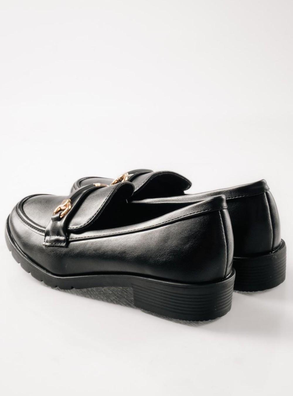 Loafers με ματ φινίρισμα και διακριτική χρυσή αγκράφα ΜΑΥΡΟ Loafers με ματ φινίρισμα και διακριτική χρυσή αγκράφα ΜΑΥΡΟ