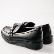 Loafers με ματ φινίρισμα και διακριτική χρυσή αγκράφα ΜΑΥΡΟ Loafers με ματ φινίρισμα και διακριτική χρυσή αγκράφα ΜΑΥΡΟ