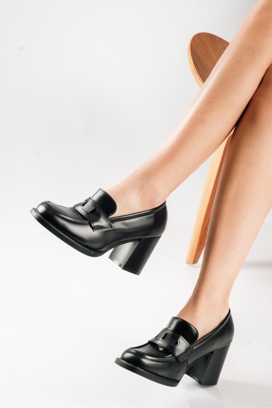 Loafers με τετράγωνο τακούνι και διακριτική φάσα στο μπροστά μέρος ΜΑΥΡΟ Loafers με τετράγωνο τακούνι και διακριτική φάσα στο μπροστά μέρος ΜΑΥΡΟ