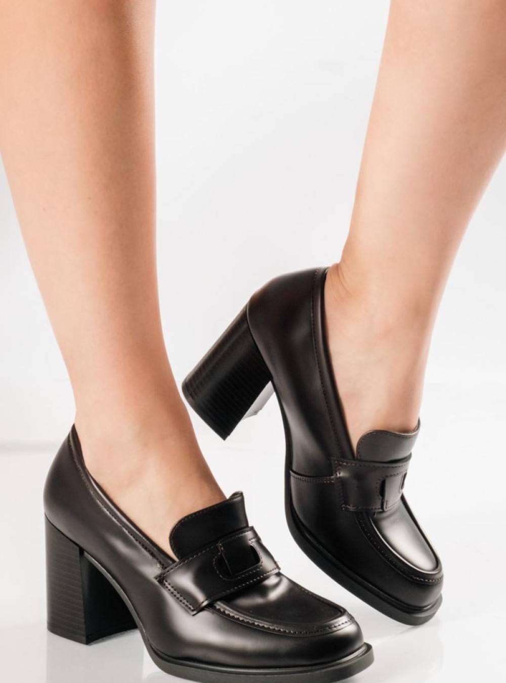 Loafers με τετράγωνο τακούνι και διακριτική φάσα στο μπροστά μέρος ΚΑΦΕ Loafers με τετράγωνο τακούνι και διακριτική φάσα στο μπροστά μέρος ΚΑΦΕ