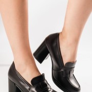 Loafers με τετράγωνο τακούνι και διακριτική φάσα στο μπροστά μέρος ΚΑΦΕ Loafers με τετράγωνο τακούνι και διακριτική φάσα στο μπροστά μέρος ΚΑΦΕ