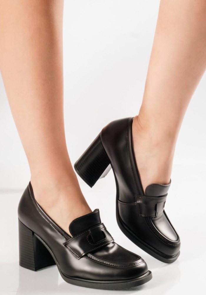 Loafers με τετράγωνο τακούνι και διακριτική φάσα στο μπροστά μέρος ΚΑΦΕ