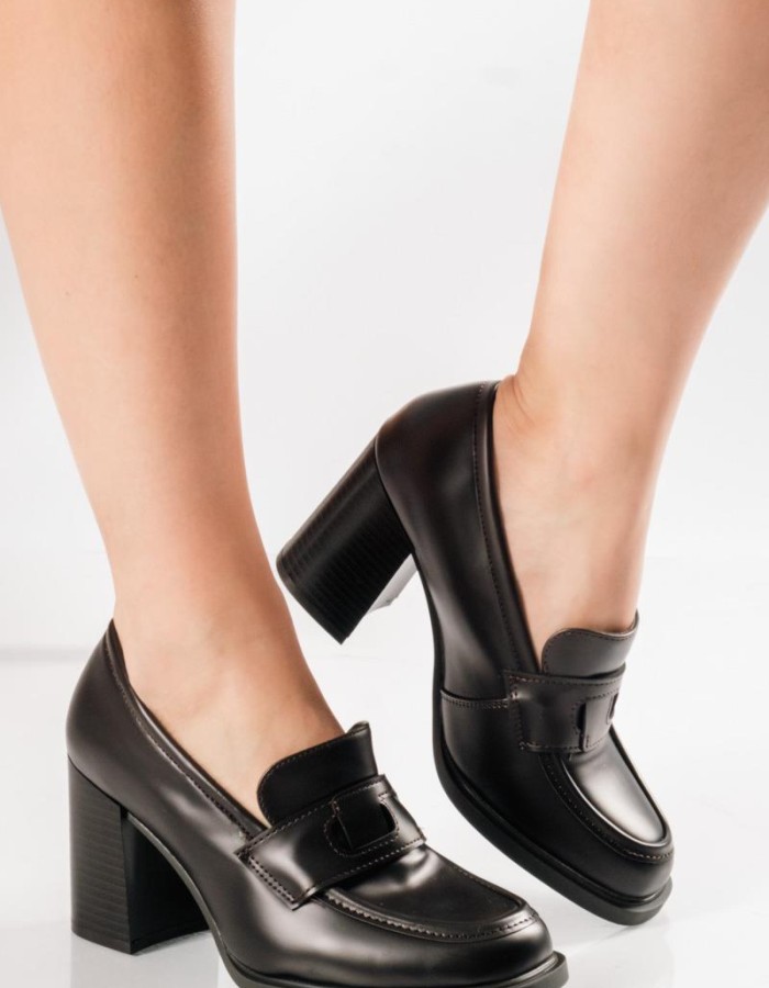 Loafers με τετράγωνο τακούνι και διακριτική φάσα στο μπροστά μέρος ΚΑΦΕ