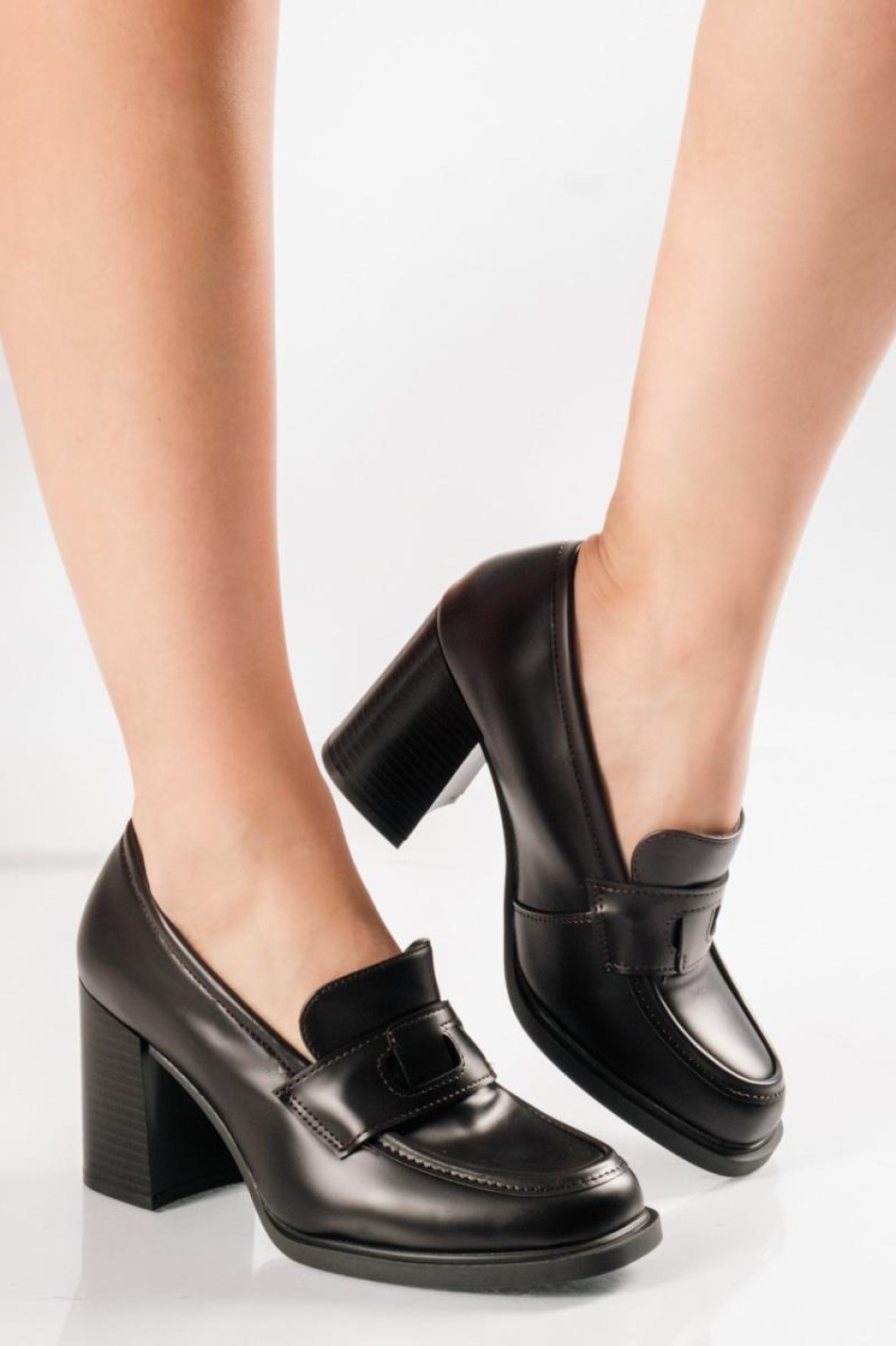 Loafers με τετράγωνο τακούνι και διακριτική φάσα στο μπροστά μέρος ΚΑΦΕ Loafers με τετράγωνο τακούνι και διακριτική φάσα στο μπροστά μέρος ΚΑΦΕ