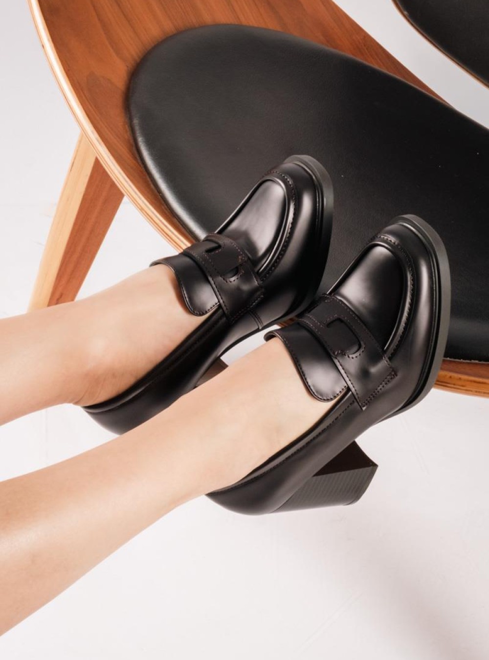Loafers με τετράγωνο τακούνι και διακριτική φάσα στο μπροστά μέρος ΚΑΦΕ Loafers με τετράγωνο τακούνι και διακριτική φάσα στο μπροστά μέρος ΚΑΦΕ