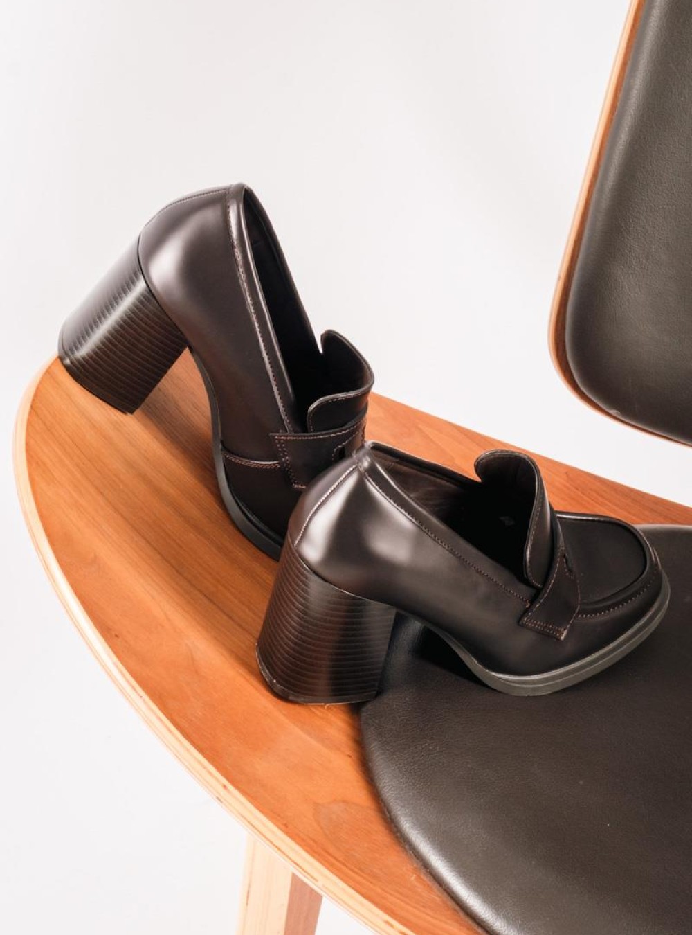Loafers με τετράγωνο τακούνι και διακριτική φάσα στο μπροστά μέρος ΚΑΦΕ Loafers με τετράγωνο τακούνι και διακριτική φάσα στο μπροστά μέρος ΚΑΦΕ