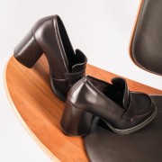 Loafers με τετράγωνο τακούνι και διακριτική φάσα στο μπροστά μέρος ΚΑΦΕ Loafers με τετράγωνο τακούνι και διακριτική φάσα στο μπροστά μέρος ΚΑΦΕ