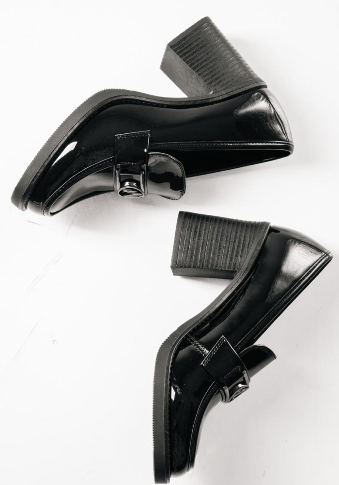 Heeled loafer με λουστρίνι φινίρισμα και μεταλλική αγκράφα ΜΑΥΡΟ