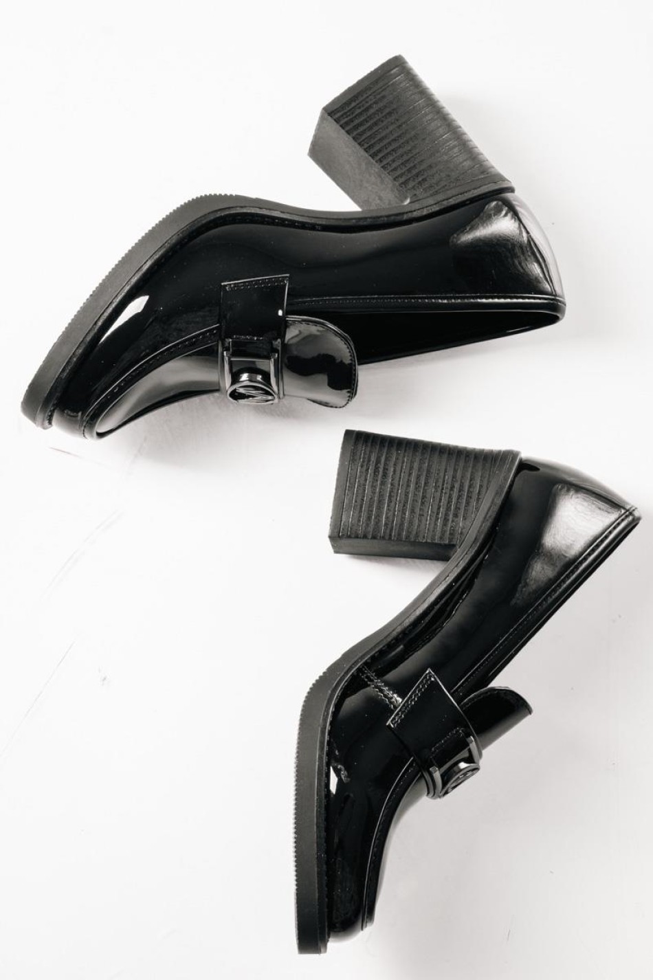 Heeled loafer με λουστρίνι φινίρισμα και μεταλλική αγκράφα ΜΑΥΡΟ Heeled loafer με λουστρίνι φινίρισμα και μεταλλική αγκράφα ΜΑΥΡΟ