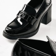 Heeled loafer με λουστρίνι φινίρισμα και μεταλλική αγκράφα ΜΑΥΡΟ Heeled loafer με λουστρίνι φινίρισμα και μεταλλική αγκράφα ΜΑΥΡΟ