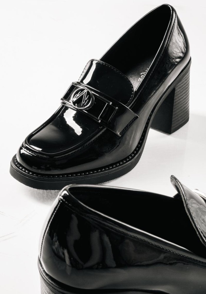 Heeled loafer με λουστρίνι φινίρισμα και μεταλλική αγκράφα ΜΑΥΡΟ