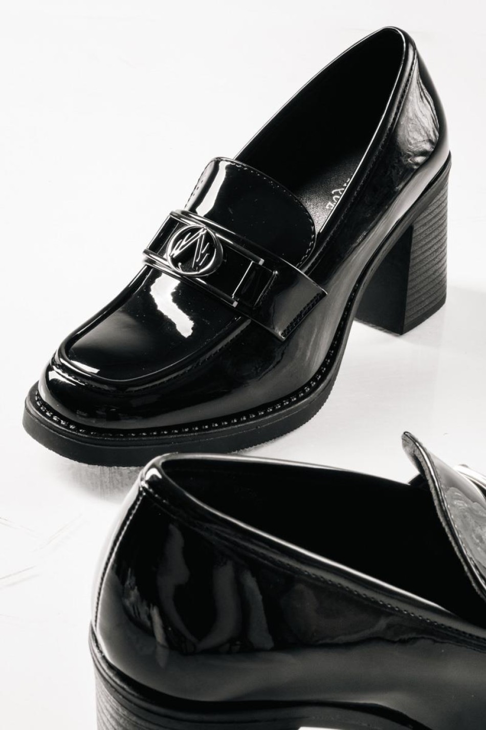 Heeled loafer με λουστρίνι φινίρισμα και μεταλλική αγκράφα ΜΑΥΡΟ Heeled loafer με λουστρίνι φινίρισμα και μεταλλική αγκράφα ΜΑΥΡΟ