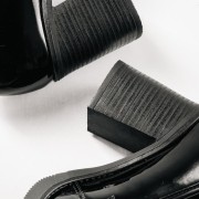 Heeled loafer με λουστρίνι φινίρισμα και μεταλλική αγκράφα ΜΑΥΡΟ Heeled loafer με λουστρίνι φινίρισμα και μεταλλική αγκράφα ΜΑΥΡΟ