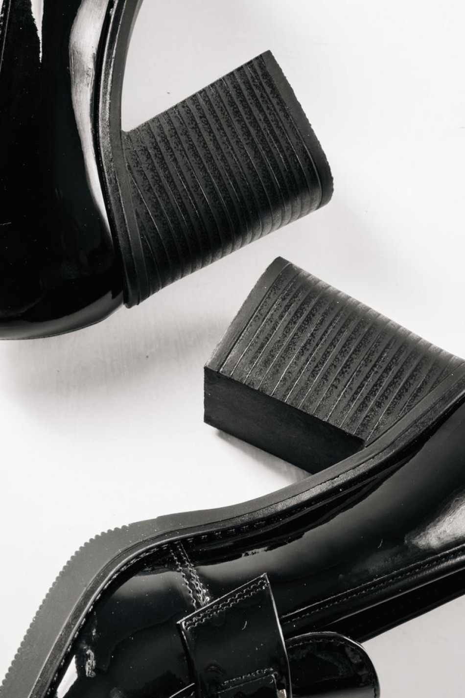 Heeled loafer με λουστρίνι φινίρισμα και μεταλλική αγκράφα ΜΑΥΡΟ Heeled loafer με λουστρίνι φινίρισμα και μεταλλική αγκράφα ΜΑΥΡΟ