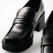 Office loafer με chunky τακούνι και minimal γράμμη ΜΑΥΡΟ Office loafer με chunky τακούνι και minimal γράμμη ΜΑΥΡΟ