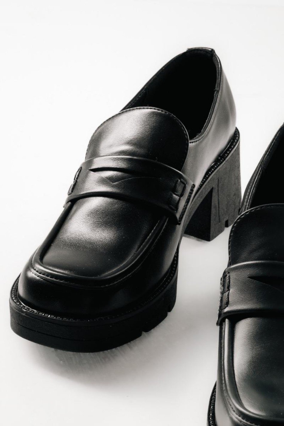 Office loafer με chunky τακούνι και minimal γράμμη ΜΑΥΡΟ Office loafer με chunky τακούνι και minimal γράμμη ΜΑΥΡΟ