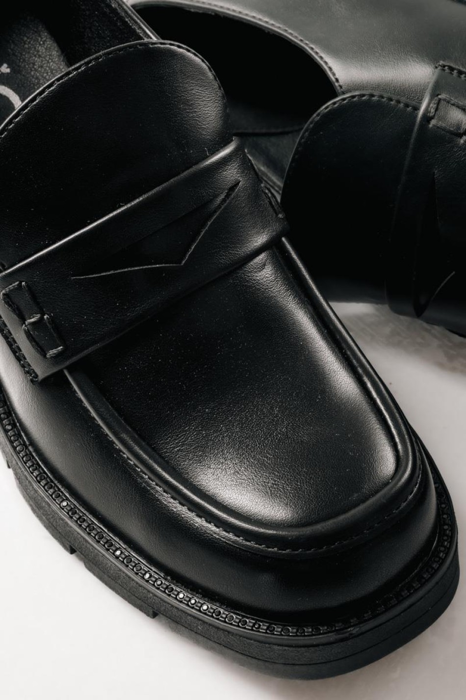 Office loafer με chunky τακούνι και minimal γράμμη ΜΑΥΡΟ Office loafer με chunky τακούνι και minimal γράμμη ΜΑΥΡΟ