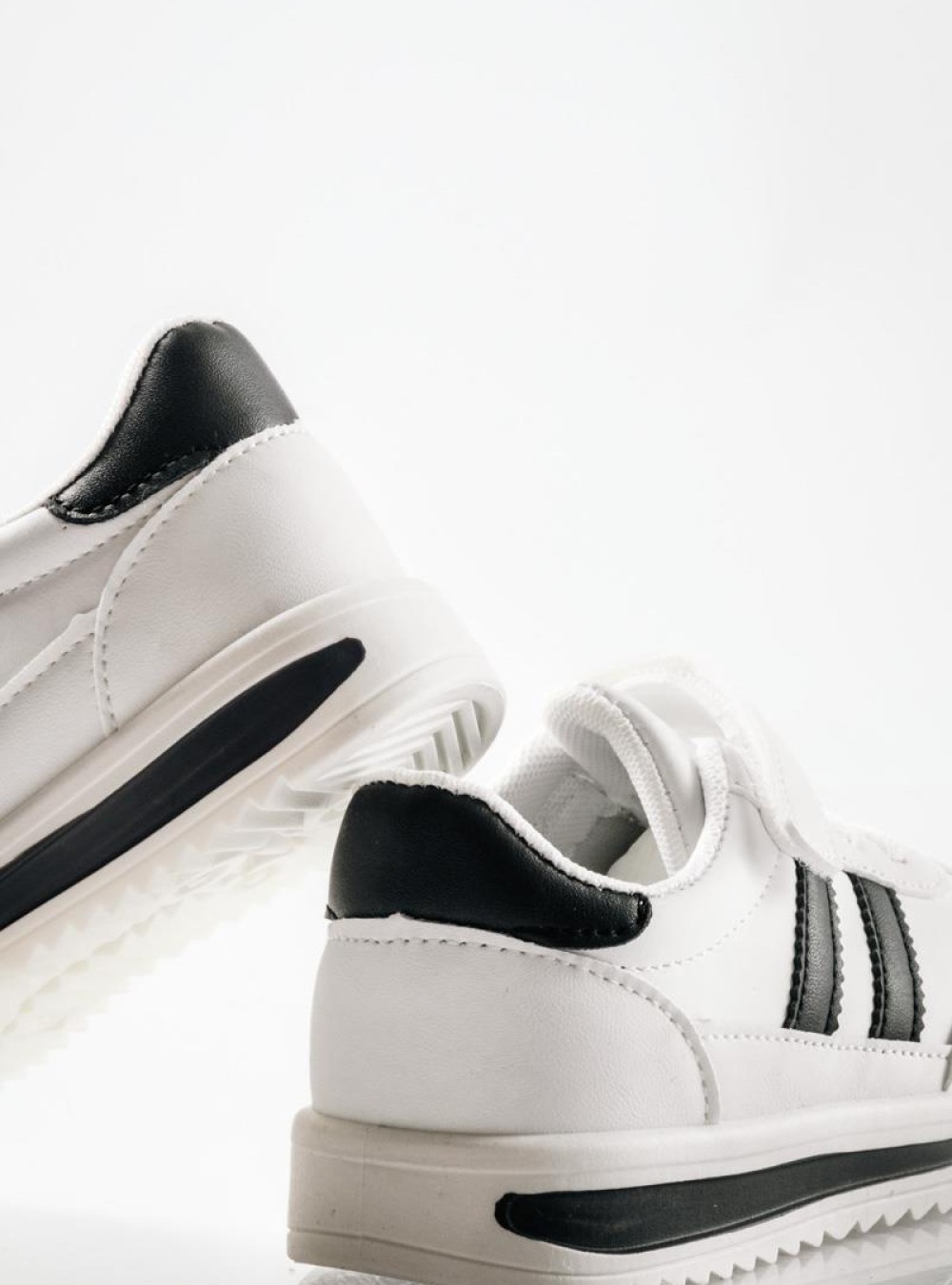 Sneakers για αγόρι με velcro και ελαστικά κορδόνια ΑΣΠΡΟ/ΜΑΥΡΟ Sneakers για αγόρι με velcro και ελαστικά κορδόνια ΑΣΠΡΟ/ΜΑΥΡΟ