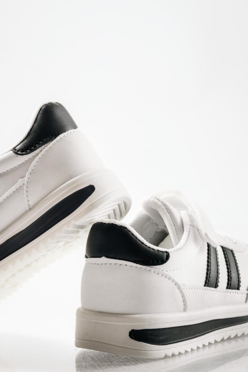 Sneakers για αγόρι με velcro και ελαστικά κορδόνια ΑΣΠΡΟ/ΜΑΥΡΟ