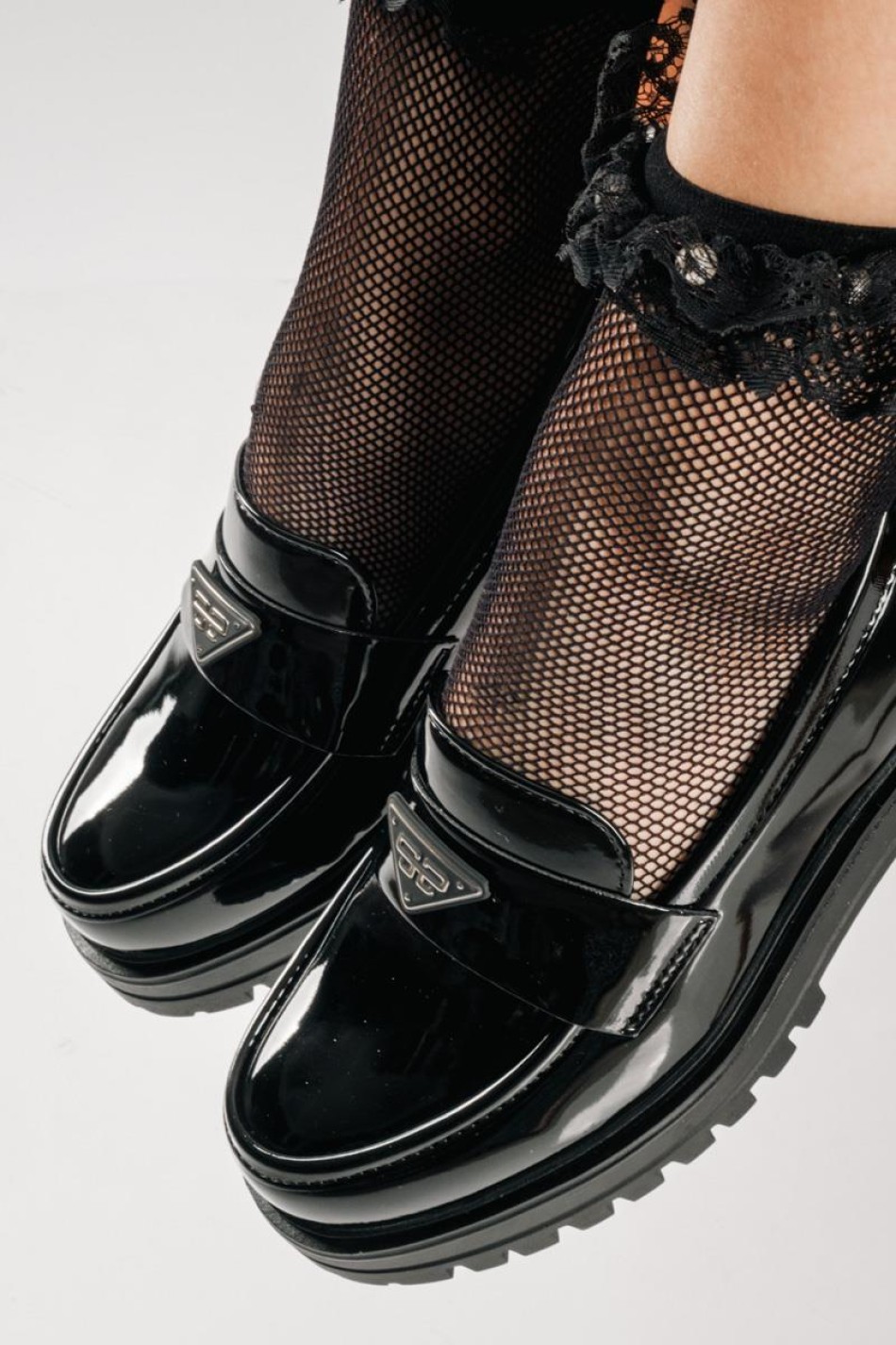 Urban chunky loafers με διακοσμητικό λογότυπο και γυαλιστερή όψη ΜΑΥΡΟ