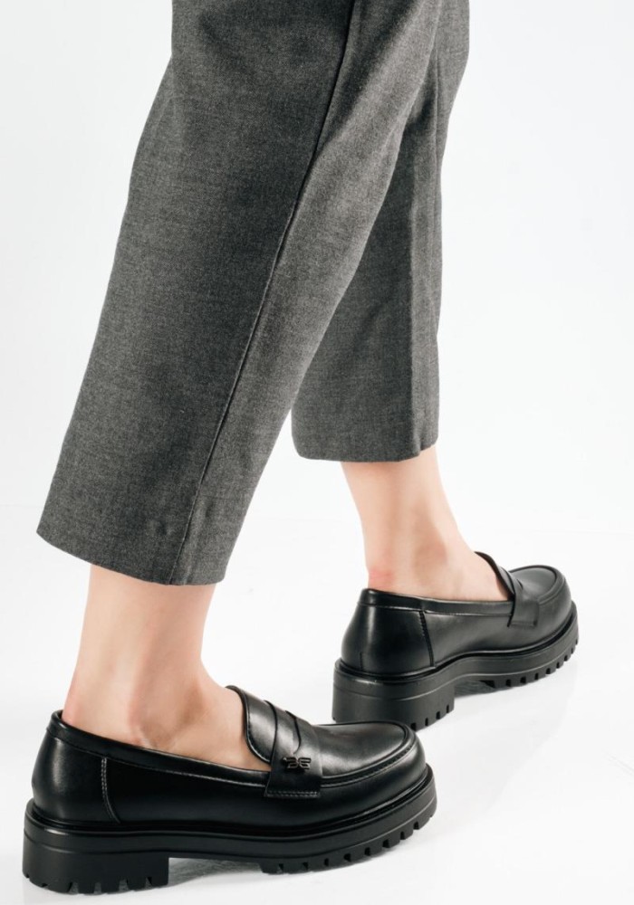 Chunky loafer σε απλή γραμμή και μικρή διακοσμητική πεταλούδα ΜΑΥΡΟ