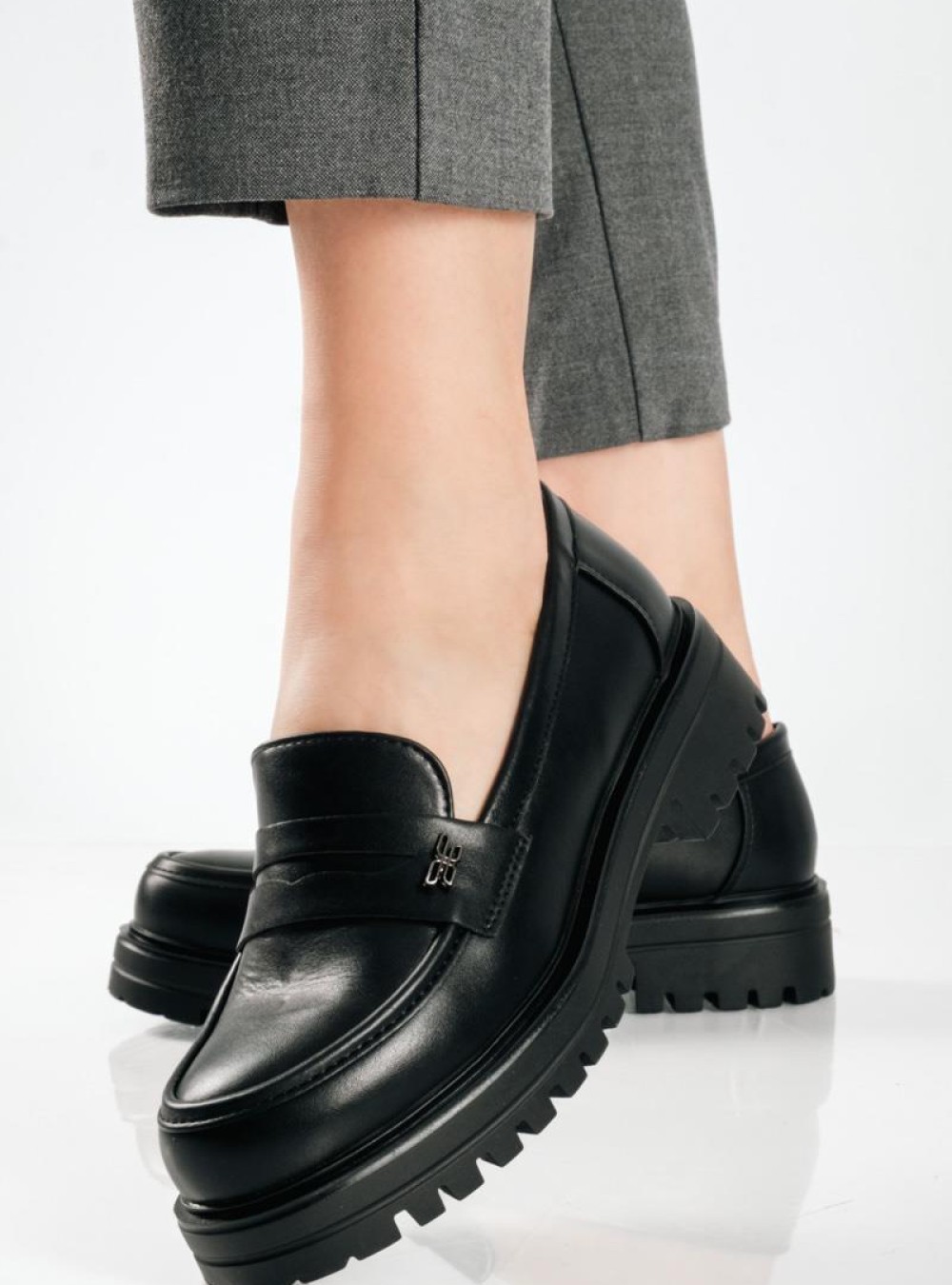 Chunky loafer σε απλή γραμμή και μικρή διακοσμητική πεταλούδα ΜΑΥΡΟ Chunky loafer σε απλή γραμμή και μικρή διακοσμητική πεταλούδα ΜΑΥΡΟ