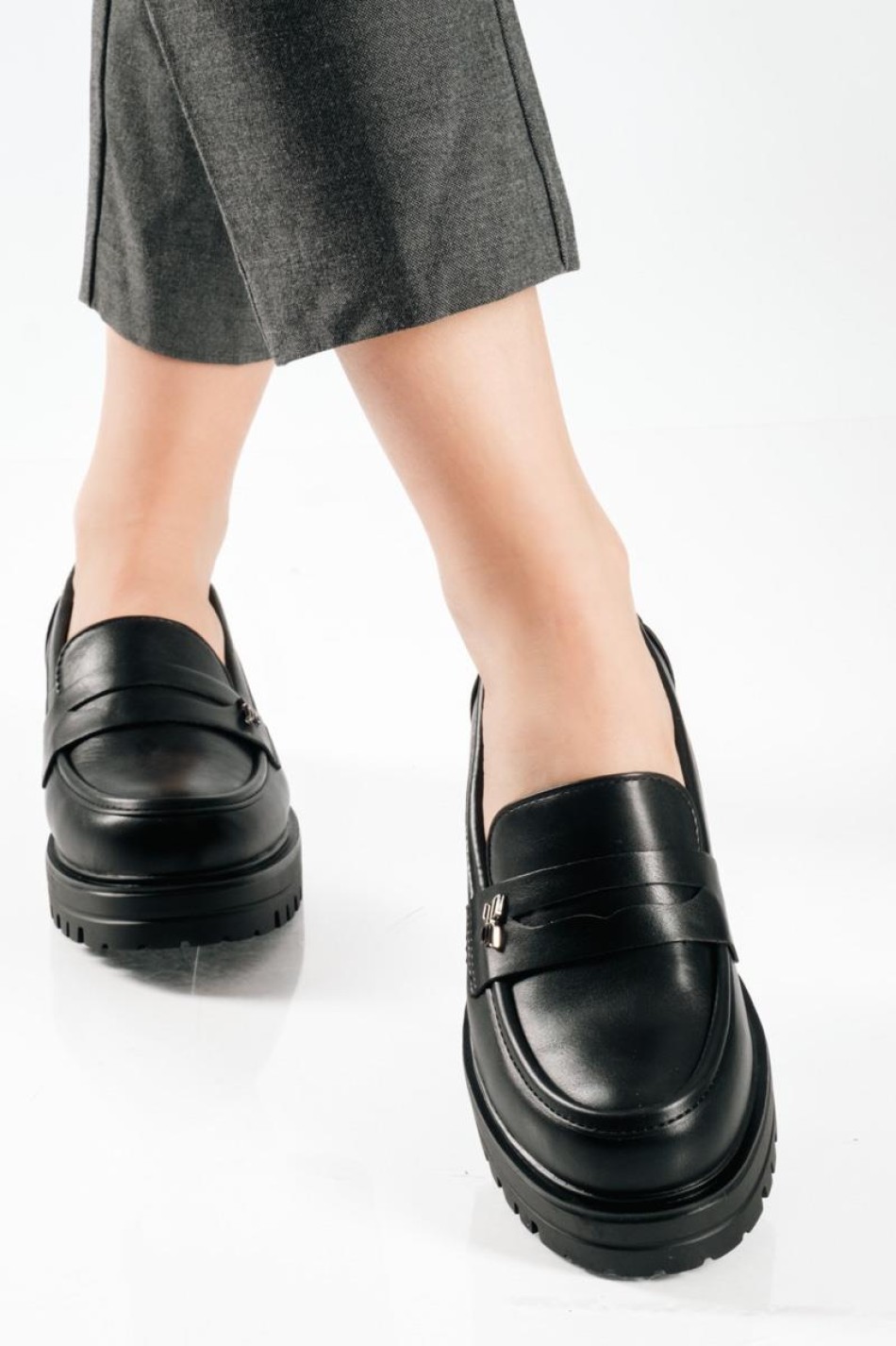 Chunky loafer σε απλή γραμμή και μικρή διακοσμητική πεταλούδα ΜΑΥΡΟ Chunky loafer σε απλή γραμμή και μικρή διακοσμητική πεταλούδα ΜΑΥΡΟ