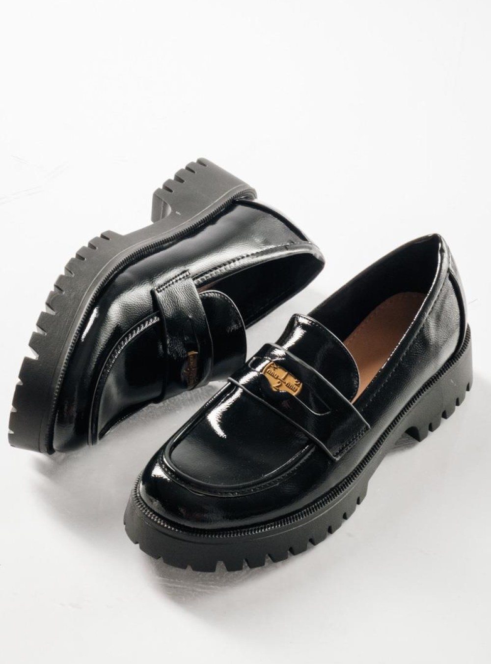 Chunky loafer με λουστρίνι φινίρισμα και διακοσμητιικό φλουρί ΜΑΥΡΟ