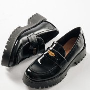 Chunky loafer με λουστρίνι φινίρισμα και διακοσμητιικό φλουρί ΜΑΥΡΟ Chunky loafer με λουστρίνι φινίρισμα και διακοσμητιικό φλουρί ΜΑΥΡΟ