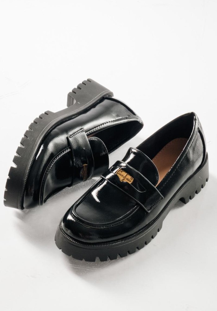 Chunky loafer με λουστρίνι φινίρισμα και διακοσμητιικό φλουρί ΜΑΥΡΟ