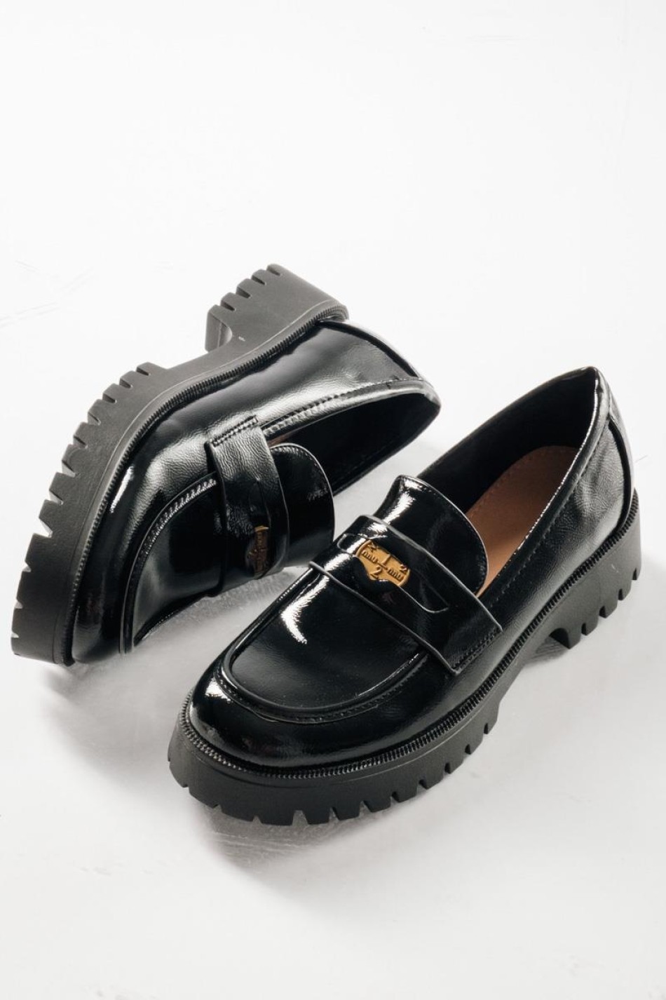 Chunky loafer με λουστρίνι φινίρισμα και διακοσμητιικό φλουρί ΜΑΥΡΟ Chunky loafer με λουστρίνι φινίρισμα και διακοσμητιικό φλουρί ΜΑΥΡΟ
