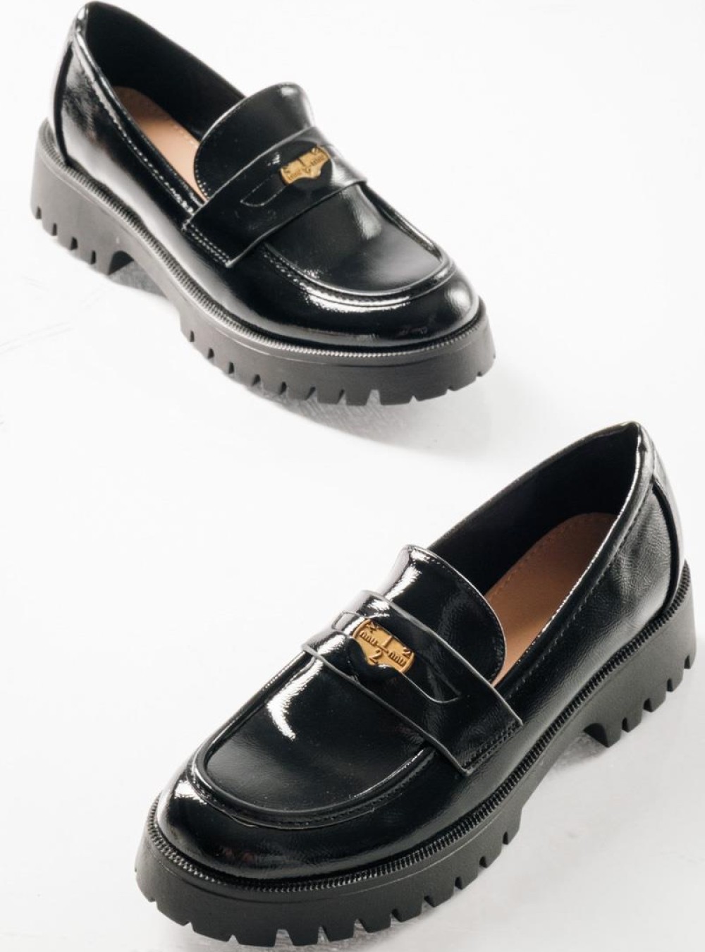 Chunky loafer με λουστρίνι φινίρισμα και διακοσμητιικό φλουρί ΜΑΥΡΟ