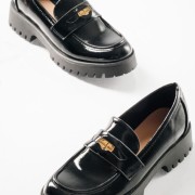 Chunky loafer με λουστρίνι φινίρισμα και διακοσμητιικό φλουρί ΜΑΥΡΟ Chunky loafer με λουστρίνι φινίρισμα και διακοσμητιικό φλουρί ΜΑΥΡΟ