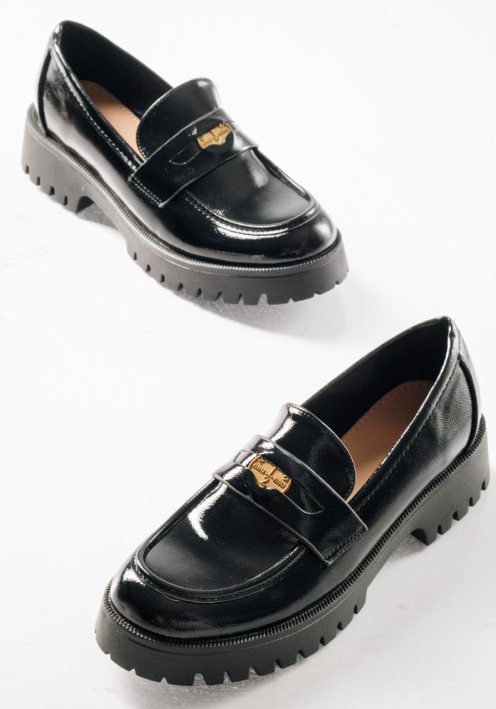 Chunky loafer με λουστρίνι φινίρισμα και διακοσμητιικό φλουρί ΜΑΥΡΟ