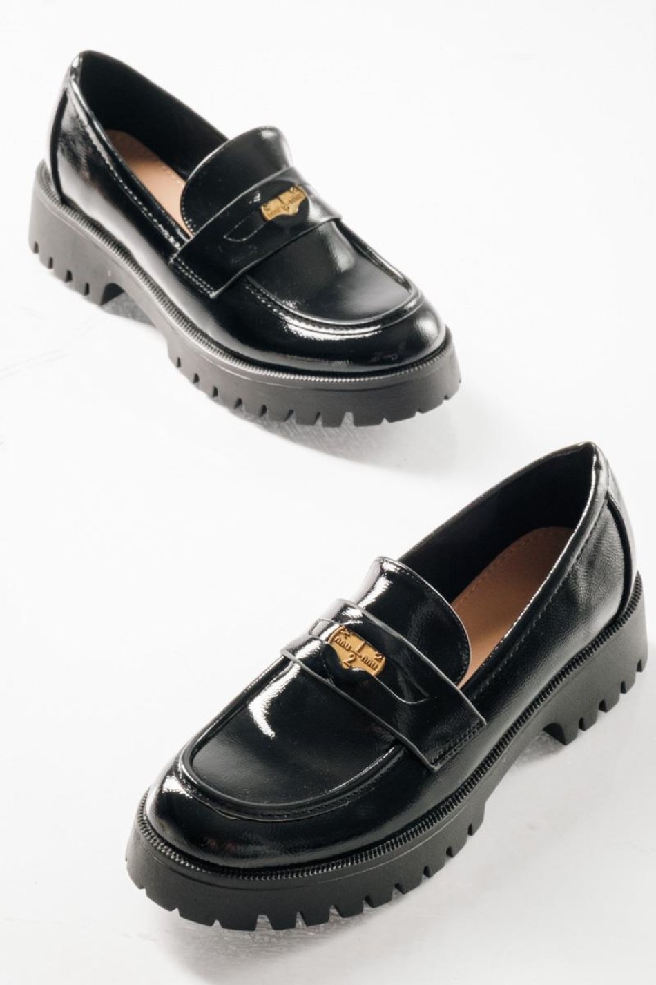 Chunky loafer με λουστρίνι φινίρισμα και διακοσμητιικό φλουρί ΜΑΥΡΟ Chunky loafer με λουστρίνι φινίρισμα και διακοσμητιικό φλουρί ΜΑΥΡΟ