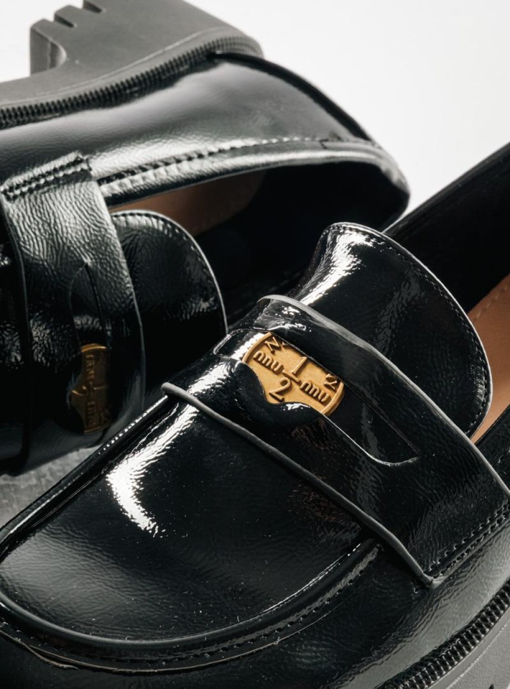 Chunky loafer με λουστρίνι φινίρισμα και διακοσμητιικό φλουρί ΜΑΥΡΟ