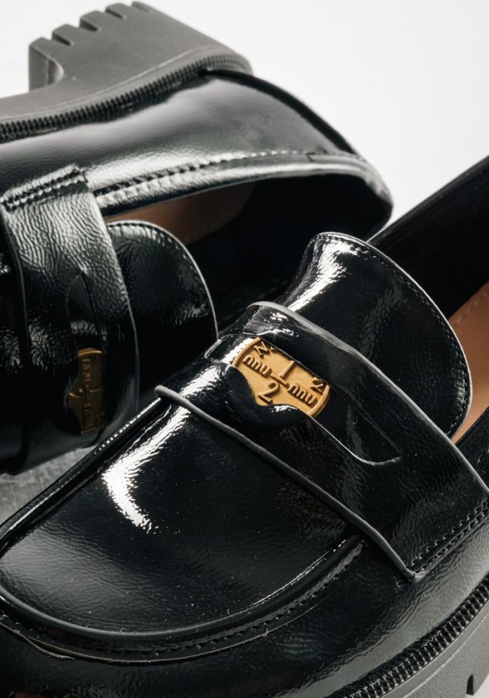 Chunky loafer με λουστρίνι φινίρισμα και διακοσμητιικό φλουρί ΜΑΥΡΟ