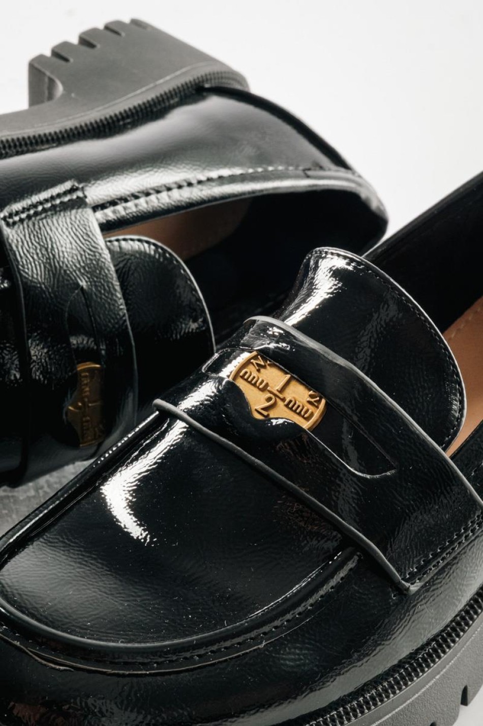 Chunky loafer με λουστρίνι φινίρισμα και διακοσμητιικό φλουρί ΜΑΥΡΟ Chunky loafer με λουστρίνι φινίρισμα και διακοσμητιικό φλουρί ΜΑΥΡΟ