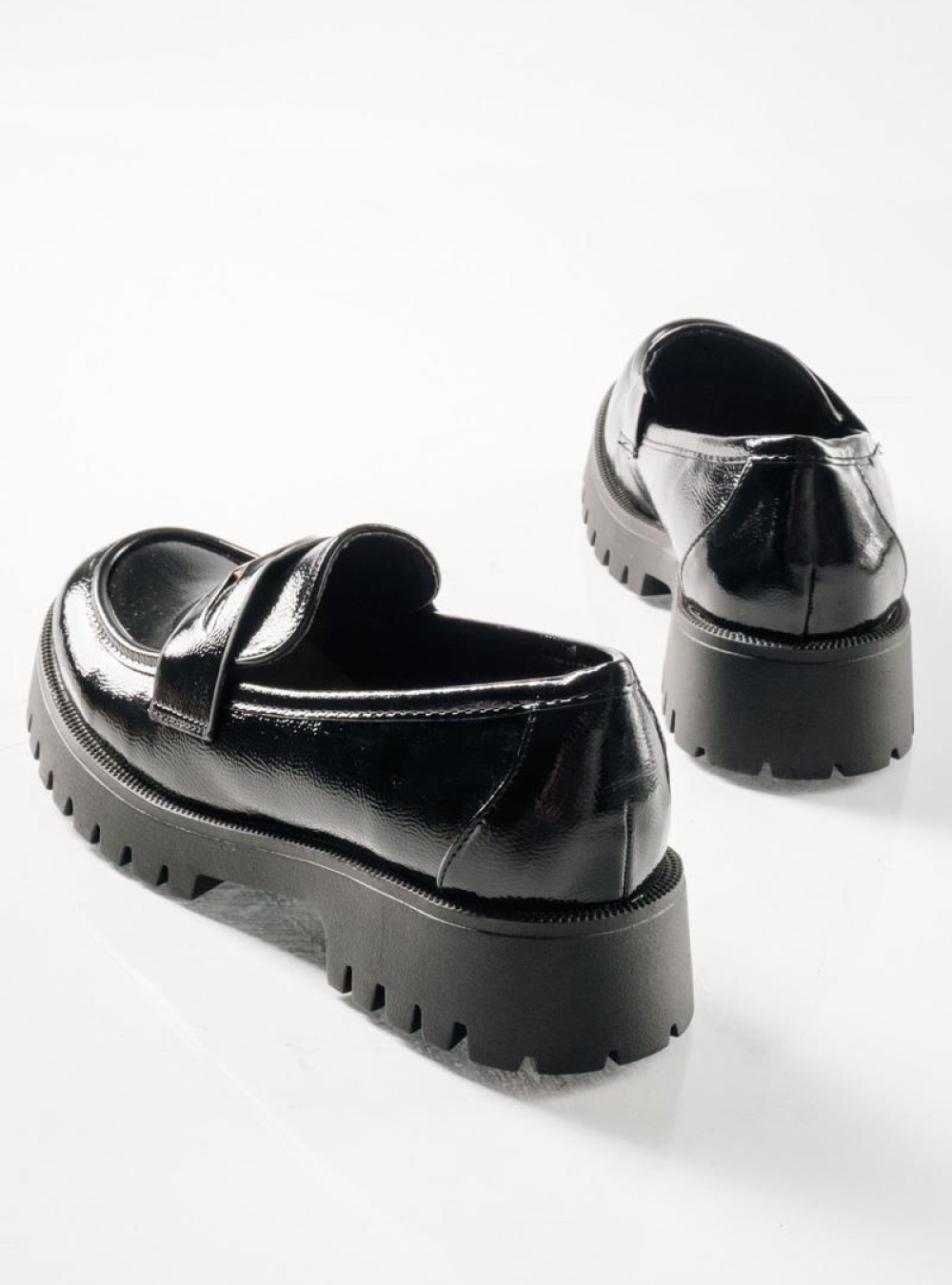 Chunky loafer με λουστρίνι φινίρισμα και διακοσμητιικό φλουρί ΜΑΥΡΟ