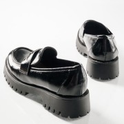 Chunky loafer με λουστρίνι φινίρισμα και διακοσμητιικό φλουρί ΜΑΥΡΟ Chunky loafer με λουστρίνι φινίρισμα και διακοσμητιικό φλουρί ΜΑΥΡΟ