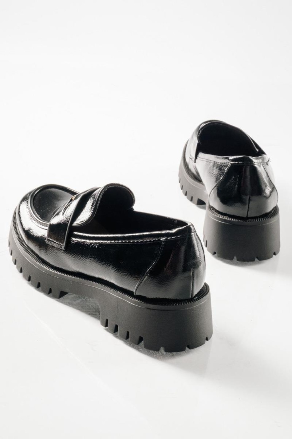 Chunky loafer με λουστρίνι φινίρισμα και διακοσμητιικό φλουρί ΜΑΥΡΟ Chunky loafer με λουστρίνι φινίρισμα και διακοσμητιικό φλουρί ΜΑΥΡΟ