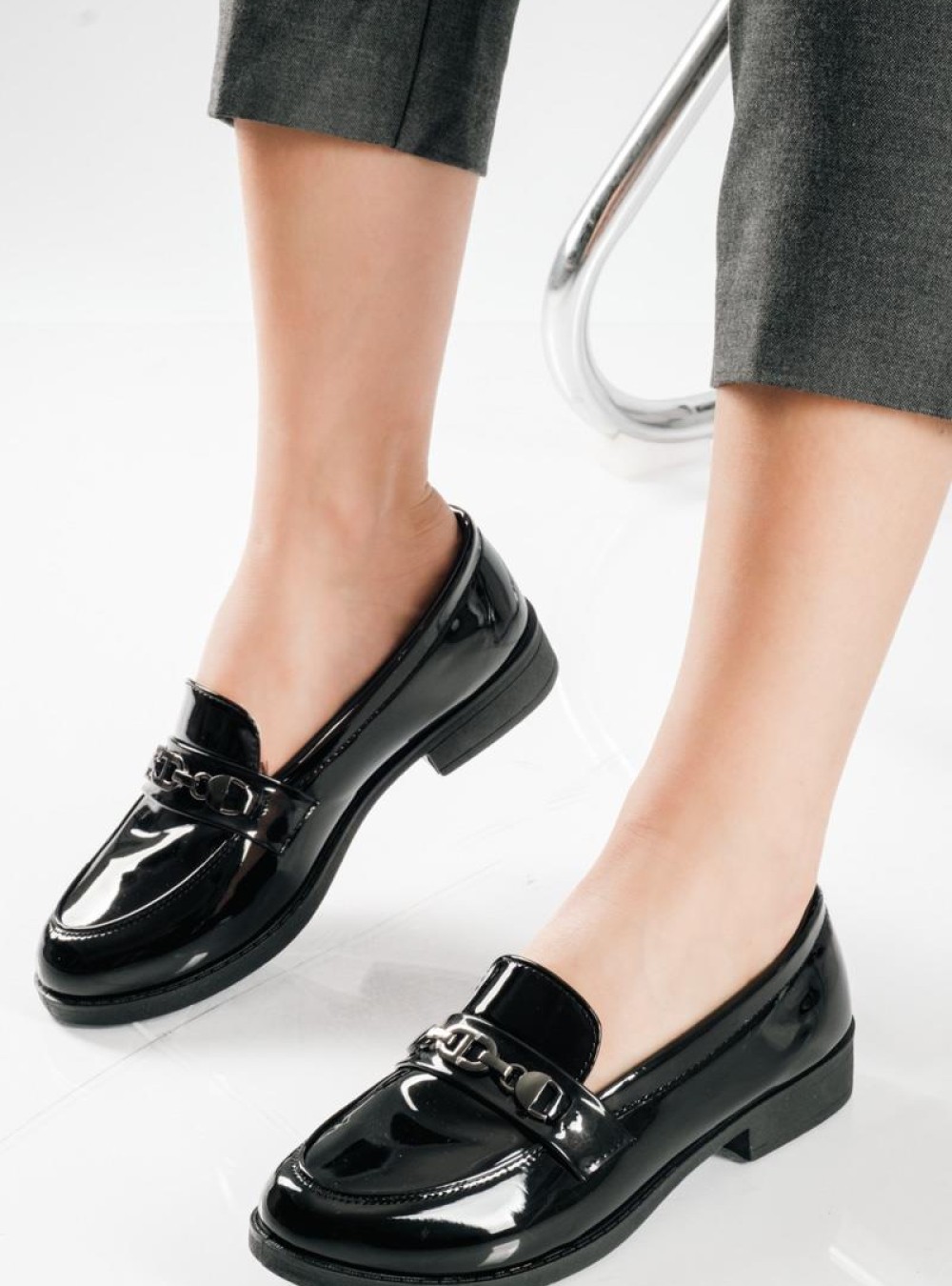 Flat λουστρίνι loafer με μεταλλικό διακοσμητικό ΜΑΥΡΟ Flat λουστρίνι loafer με μεταλλικό διακοσμητικό ΜΑΥΡΟ