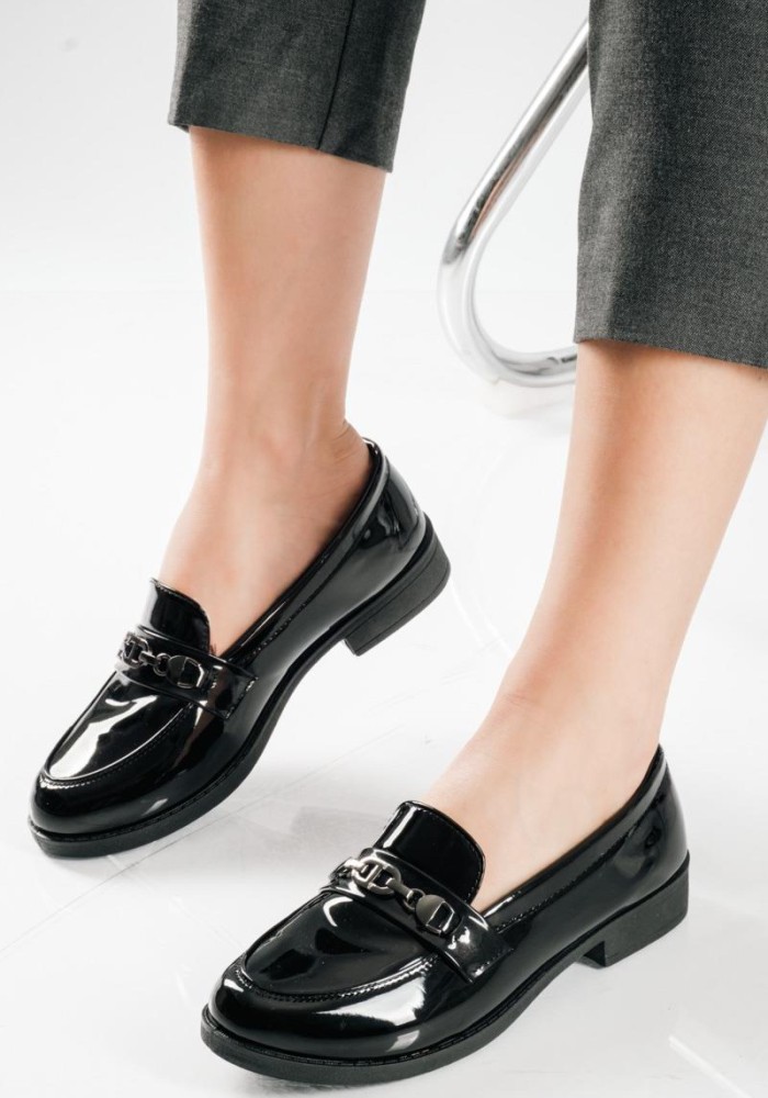Flat λουστρίνι loafer με μεταλλικό διακοσμητικό ΜΑΥΡΟ