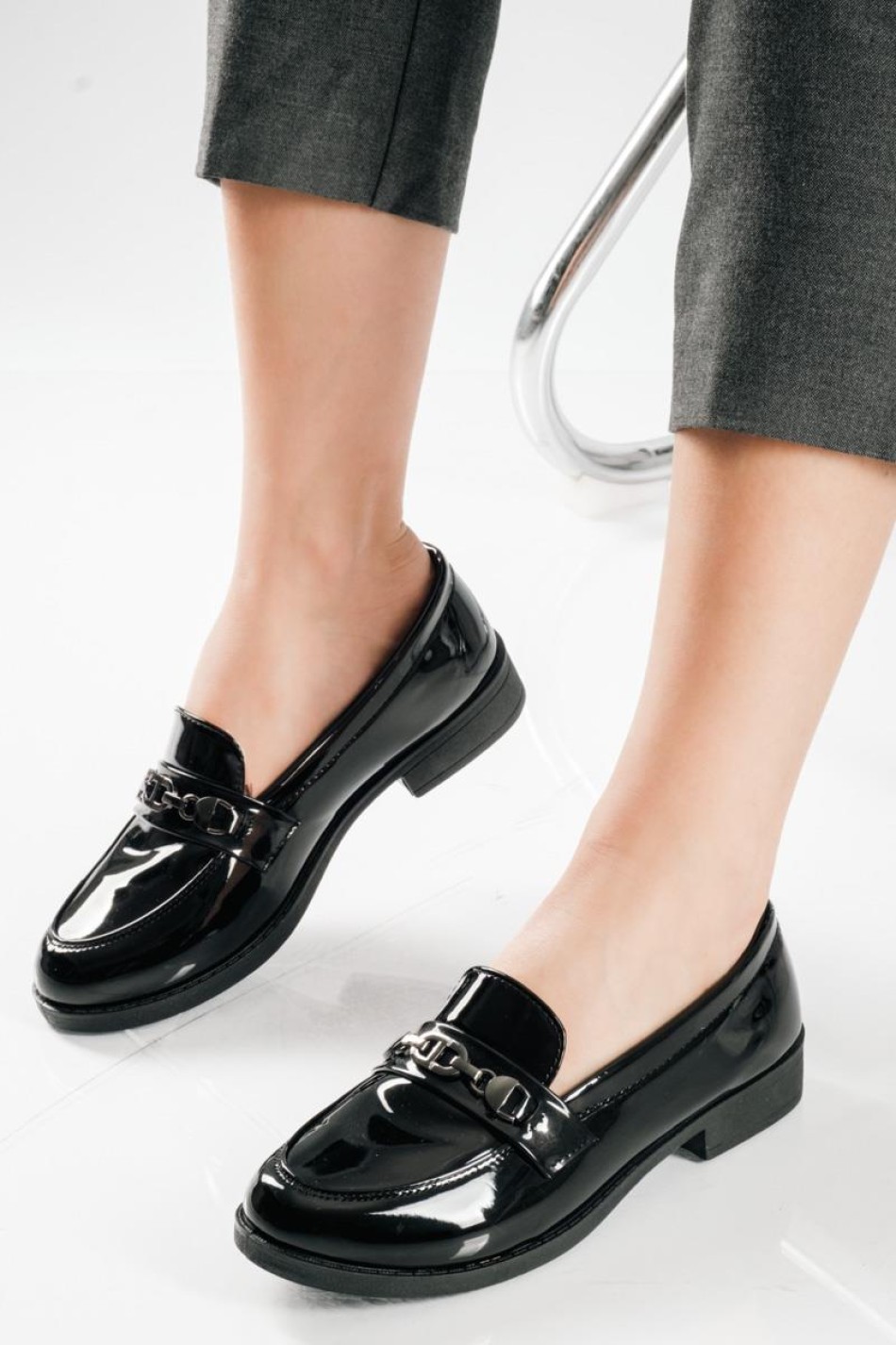 Flat λουστρίνι loafer με μεταλλικό διακοσμητικό ΜΑΥΡΟ Flat λουστρίνι loafer με μεταλλικό διακοσμητικό ΜΑΥΡΟ