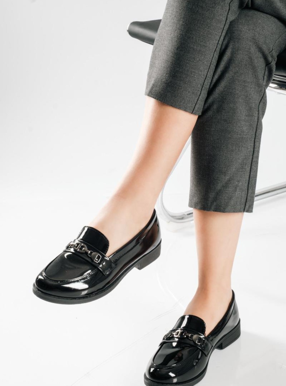 Flat λουστρίνι loafer με μεταλλικό διακοσμητικό ΜΑΥΡΟ Flat λουστρίνι loafer με μεταλλικό διακοσμητικό ΜΑΥΡΟ