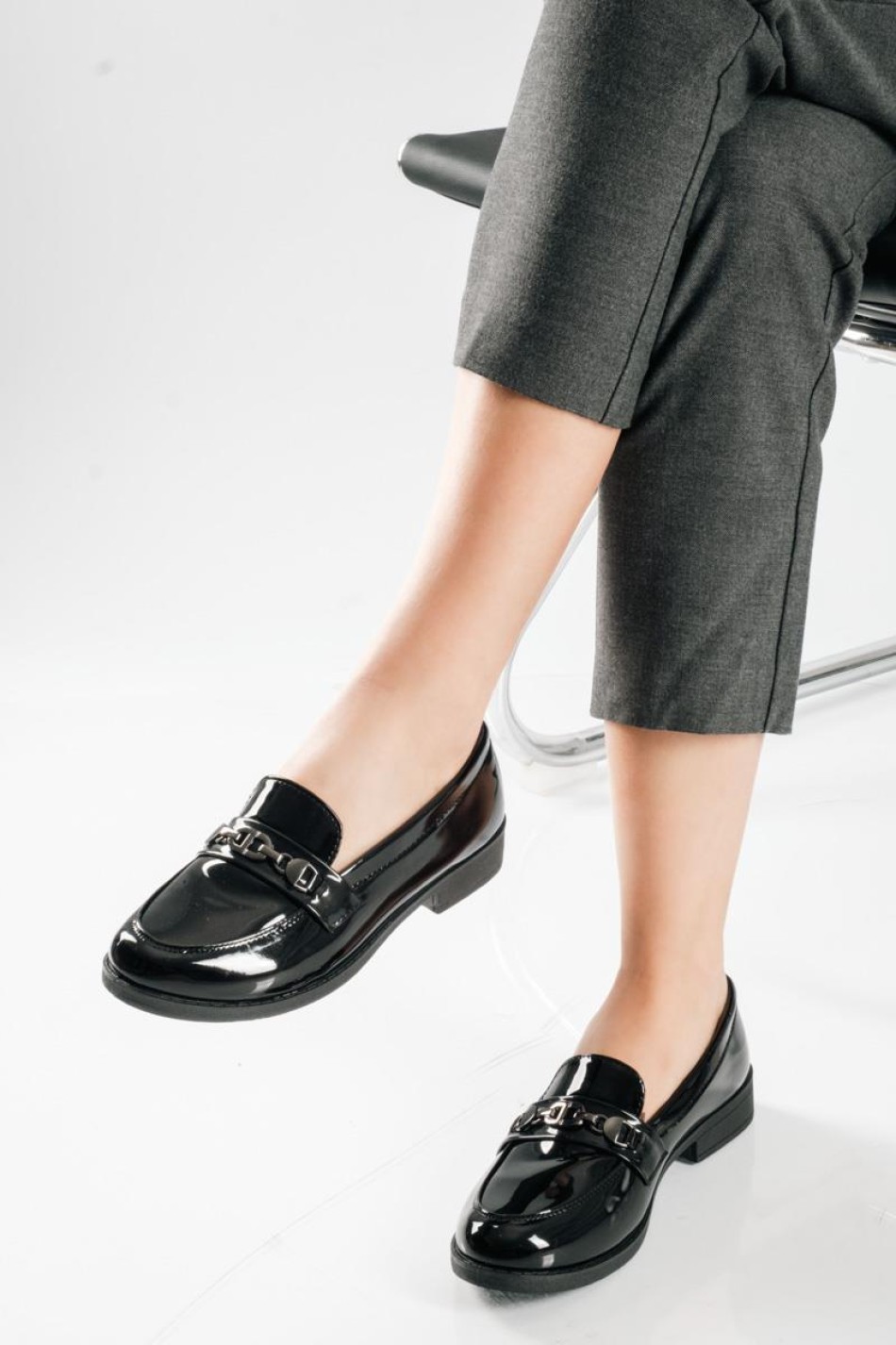 Flat λουστρίνι loafer με μεταλλικό διακοσμητικό ΜΑΥΡΟ Flat λουστρίνι loafer με μεταλλικό διακοσμητικό ΜΑΥΡΟ