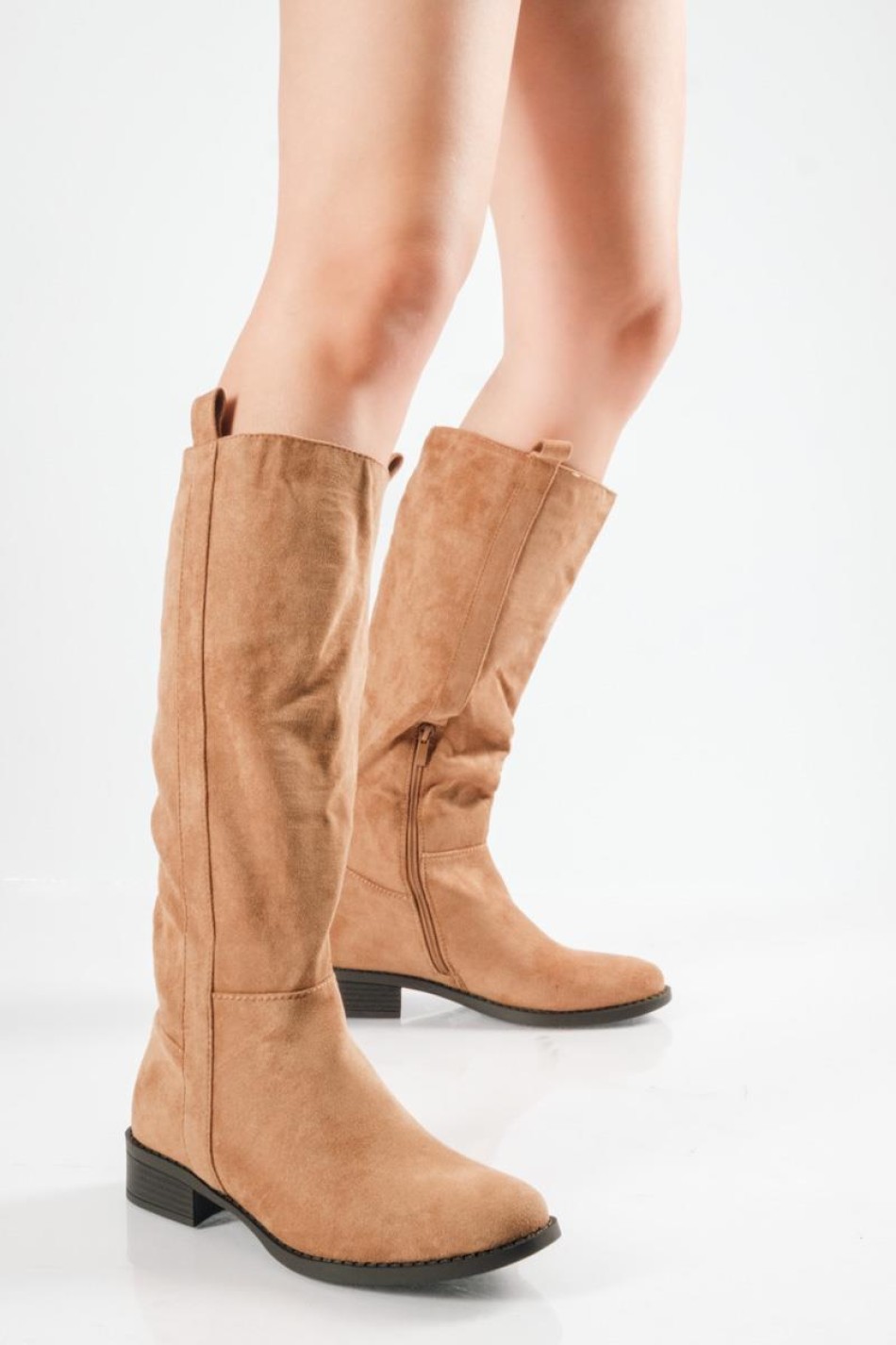 Suede μπότες σε minimal γραμμή και χαμηλό τακούνι Suede μπότες σε minimal γραμμή και χαμηλό τακούνι