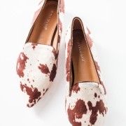 Ponyskin γυναικείες μυτερές μπαλαρίνες με εντυπωσιακό cow print σχέδιο ΚΑΦΕ Ponyskin γυναικείες μυτερές μπαλαρίνες με εντυπωσιακό cow print σχέδιο ΚΑΦΕ